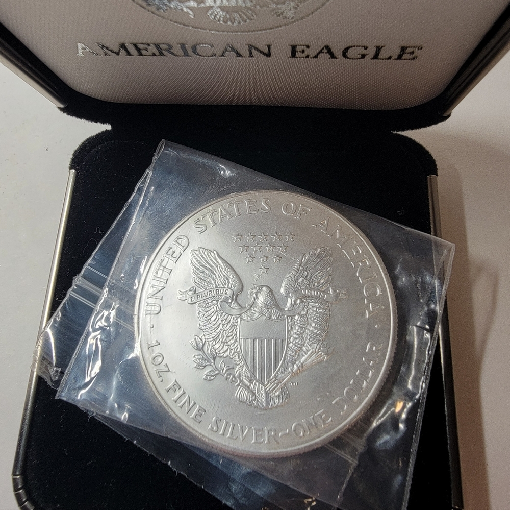 2001 Silver Eagle One Dollar Coin in Display Case Collectible - Picture 7 of 8